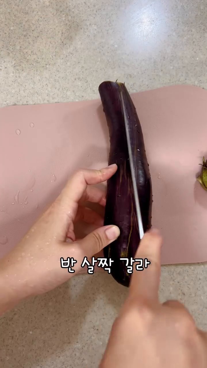 스크램블한 계란을 밥 위에 올립니다.