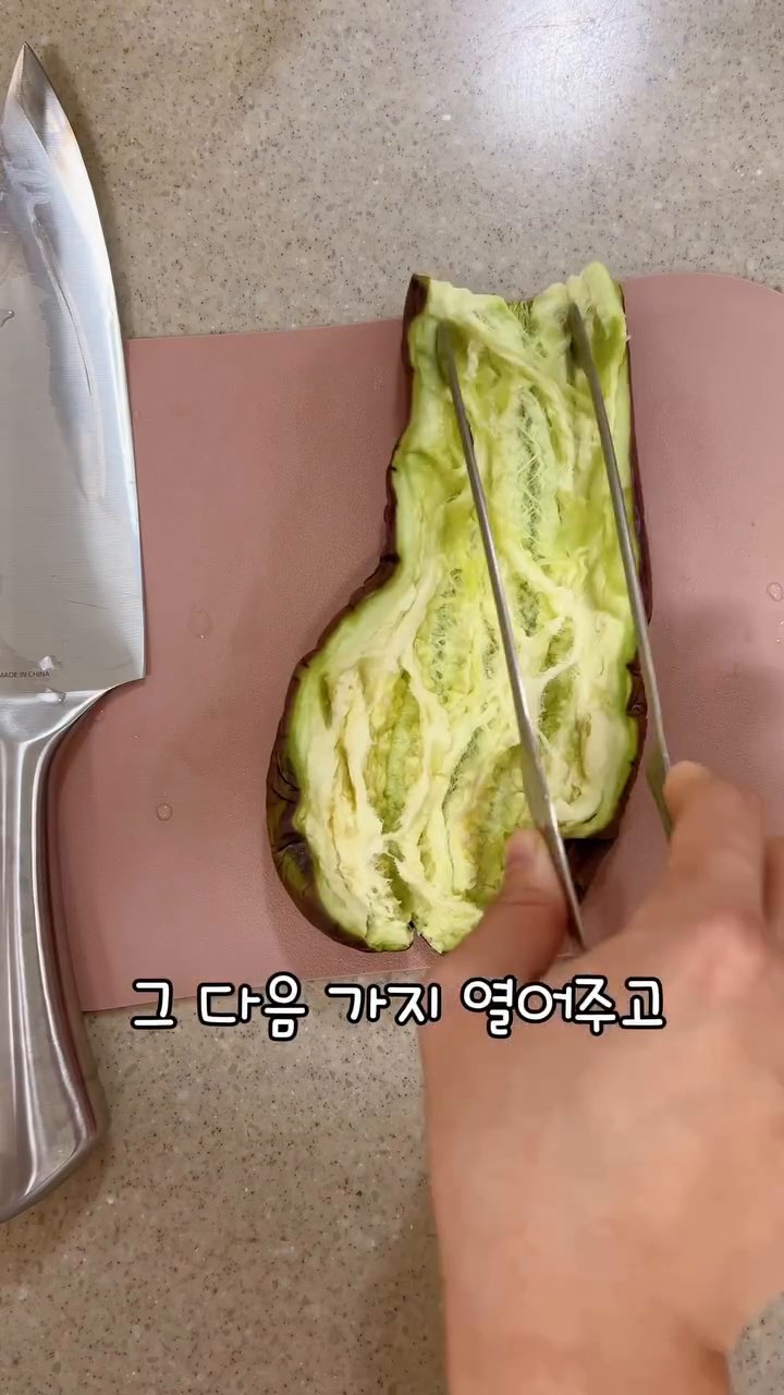 전분가루를 가지에 골고루 묻힙니다.