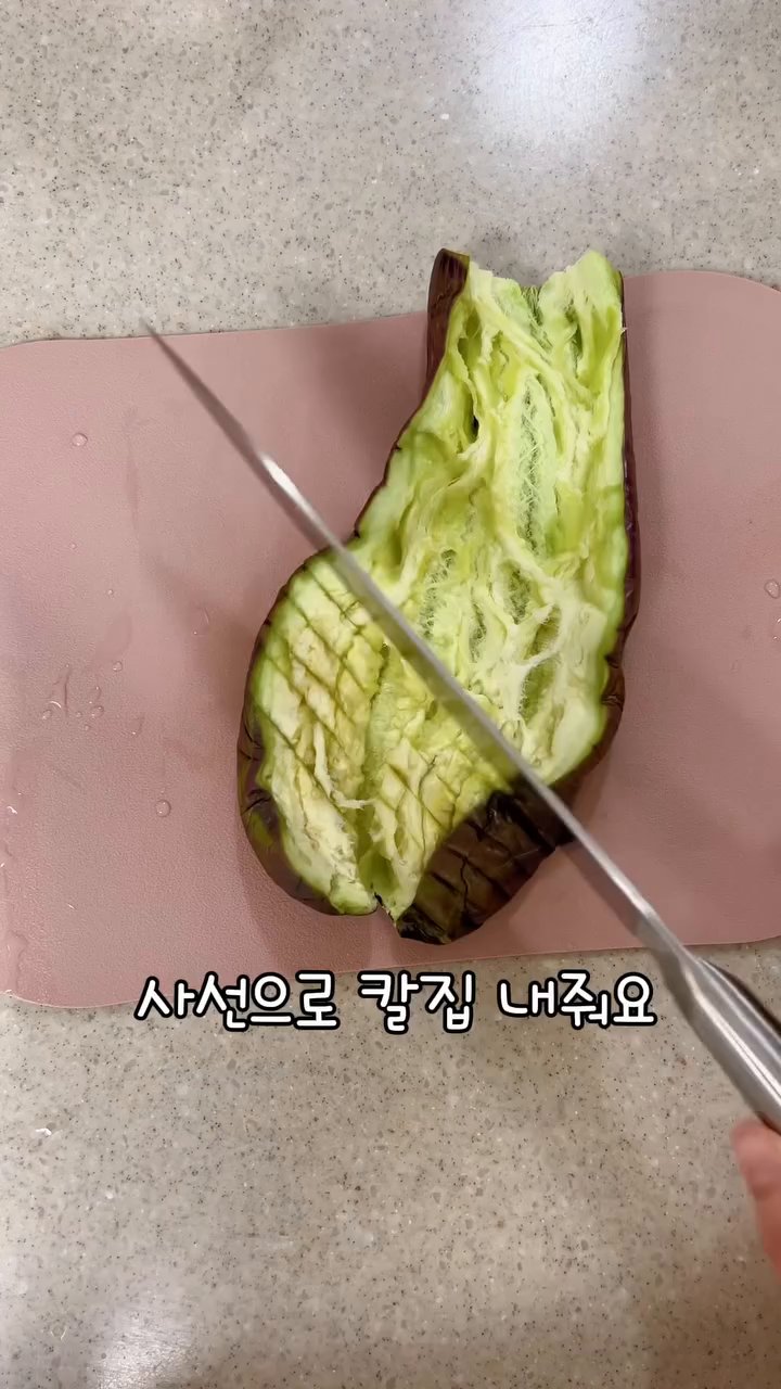 기름을 두른 팬에 가지를 올리고 앞뒤로 노릇하게 구워줍니다.