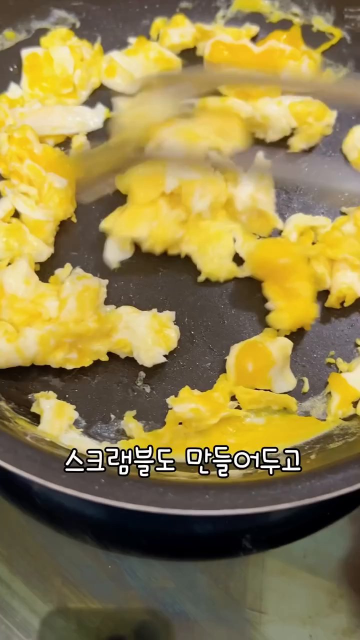 구운 가지에 양념을 넣고 잘 배도록 졸입니다.