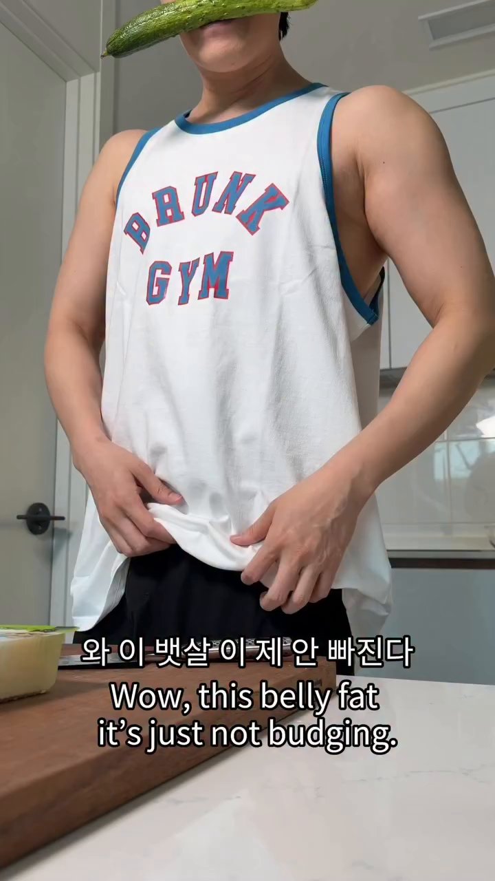두부를 으깨면서 물기를 쭉쭉 짜줍니다. 이렇게 하면 두부가 포슬포슬한 식감을 가질 수 있습니다.