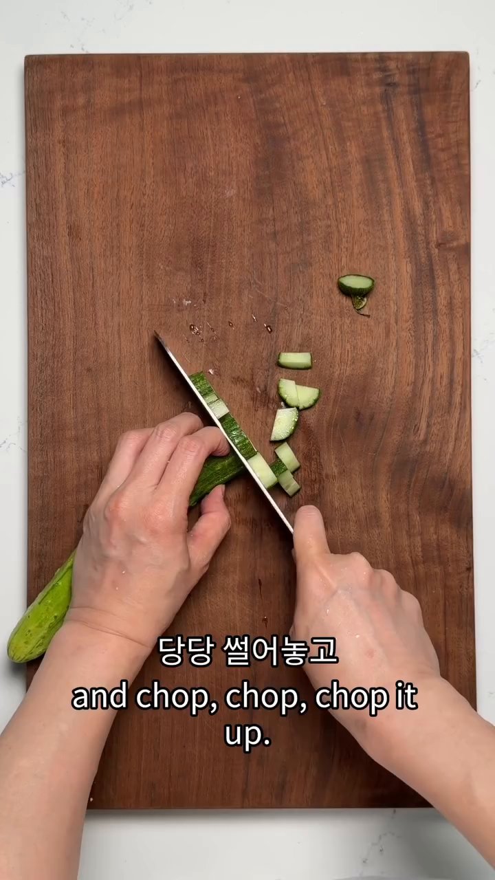 조미김을 플라스틱 봉투에 넣고 부숴 김가루를 만듭니다.