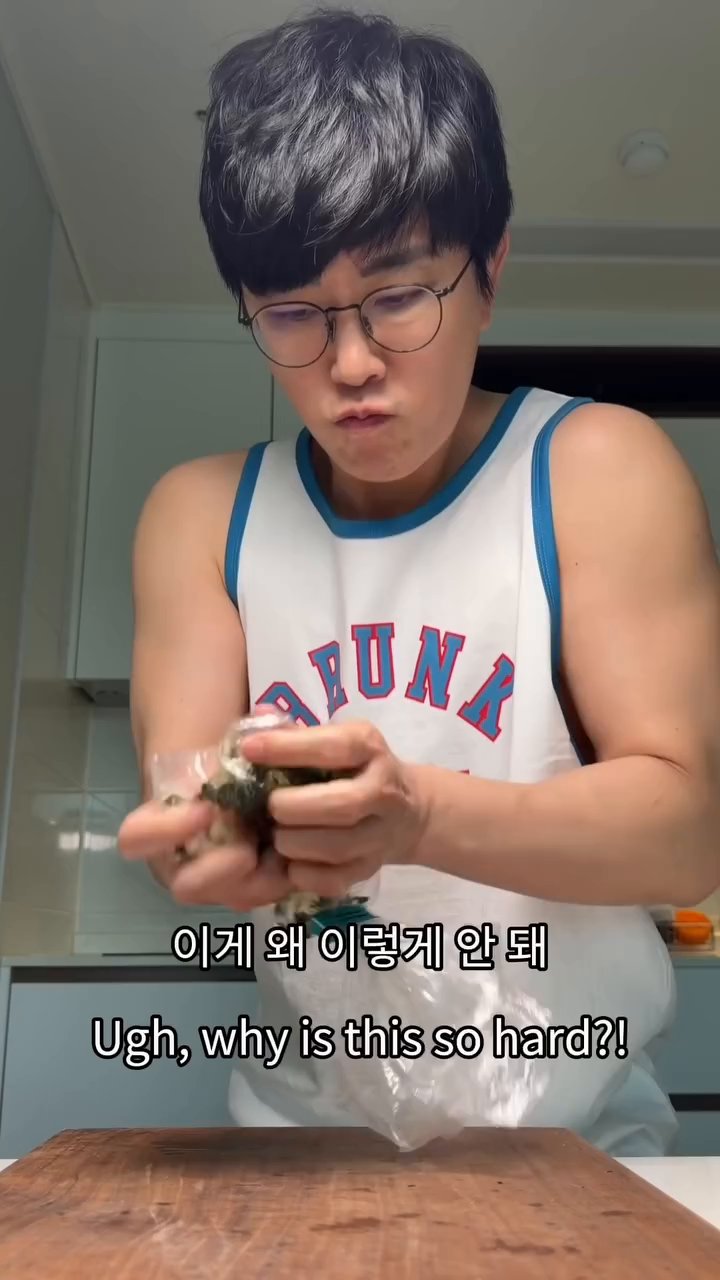 명란젓 1개를 에어프라이어에 180도에서 5분간 구워줍니다.