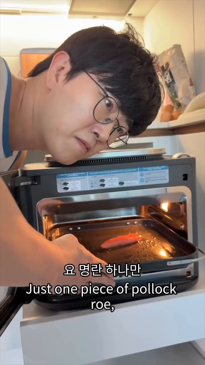 보울에 준비한 두부와 오이를 담고, 두부 위에 소금을 한 꼬집 뿌립니다.