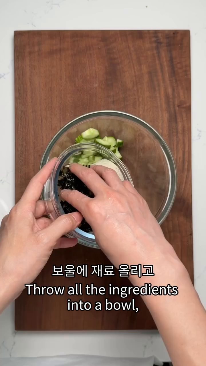 보울에 준비한 두부와 오이를 담고, 두부 위에 소금을 한 꼬집 뿌립니다.