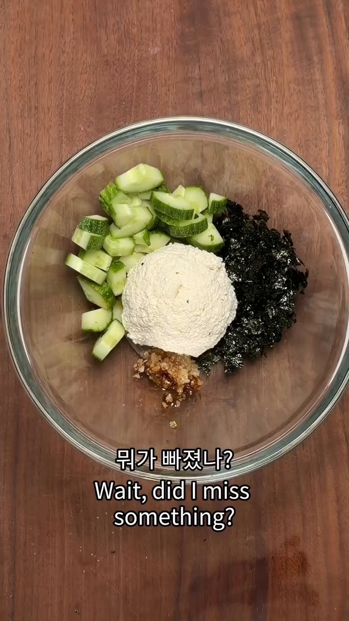소스 재료인 굴소스, 참기름, 다진 마늘을 섞어 준비합니다.