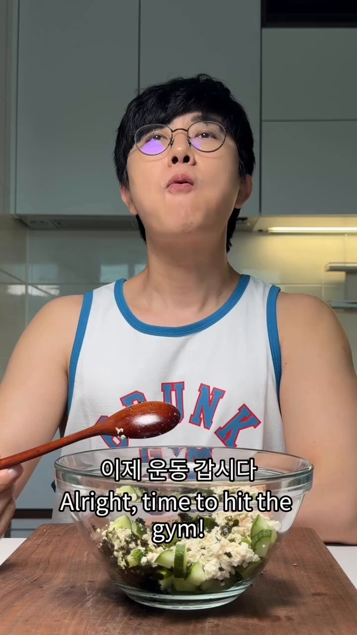 굴소스와 참기름, 다진 마늘을 섞어 소스를 만듭니다.