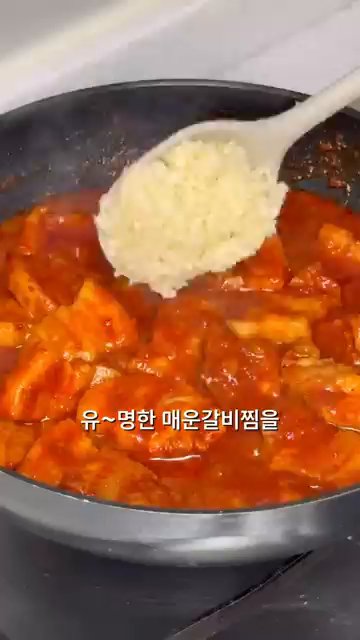 삼겹살을 큼직큼직하게 썰어준다.