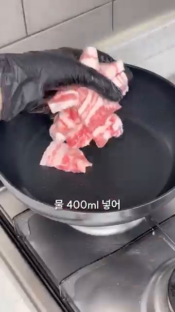 물 400ml에 양념장을 넣고 졸여준다.