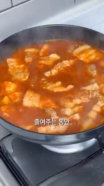 다져놓은 통마늘을 넣고 볶아 완성한다.