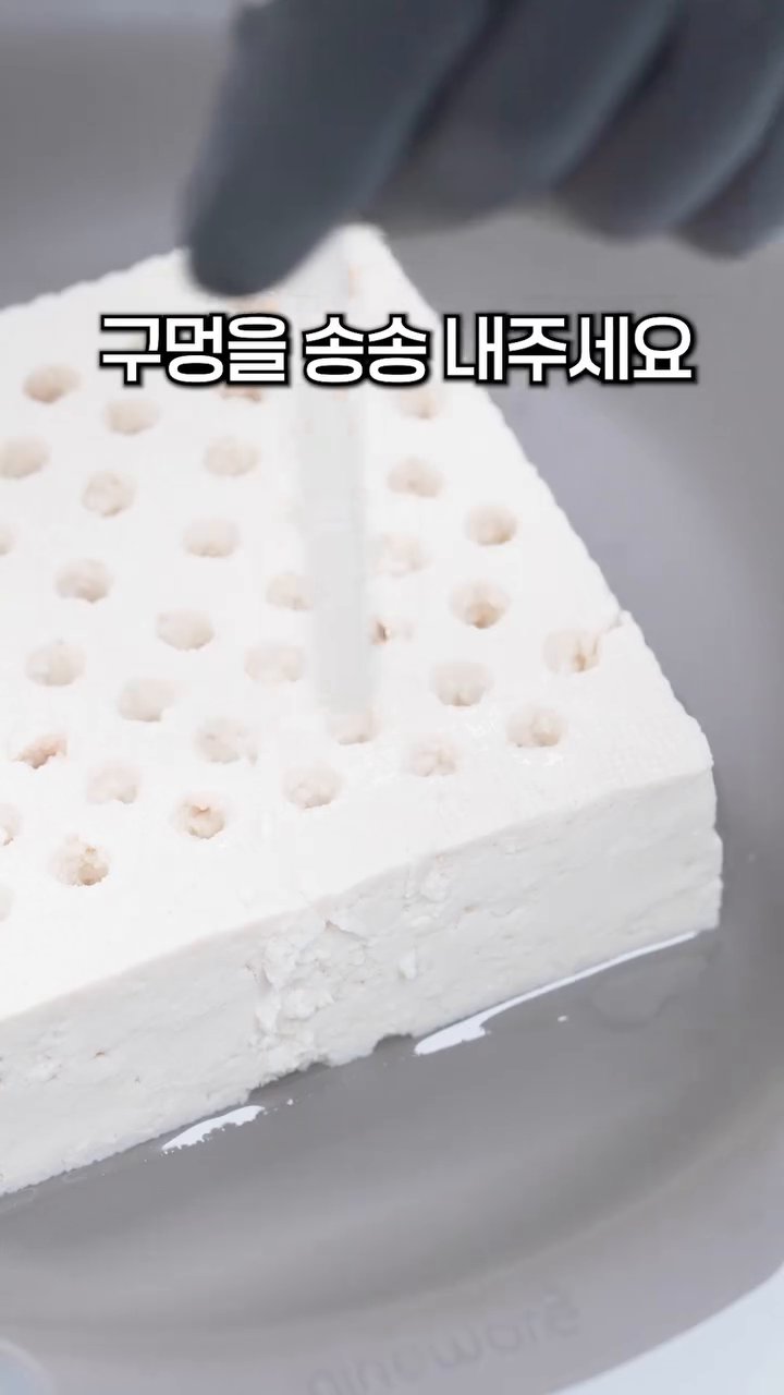 간장 1스푼, 식초 0.5스푼, 설탕 0.5스푼을 섞어 양념장을 만들어 줍니다.
