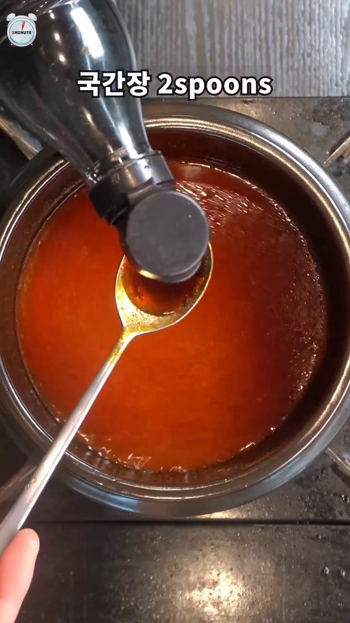 물 4컵을 붓고 국간장, 맛술, 치킨스톡을 넣어 양념을 해줍니다.