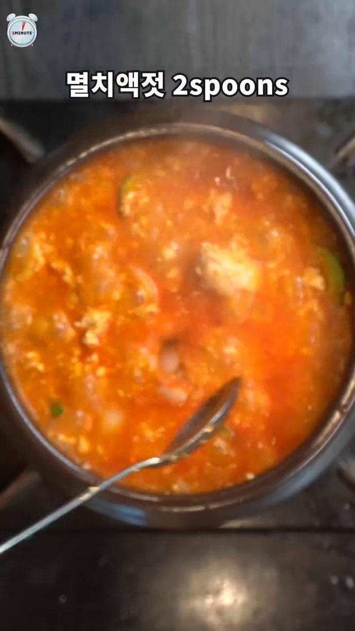 마지막으로 대파, 청양고추, 홍고추, 부추, 계란을 올려주면 명란 비지찌개가 완성됩니다.