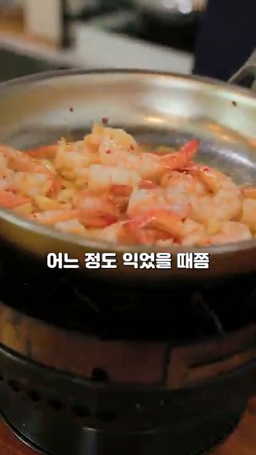 삶은 면을 넣고 짜파게티 스톡을 넣어 볶는다.