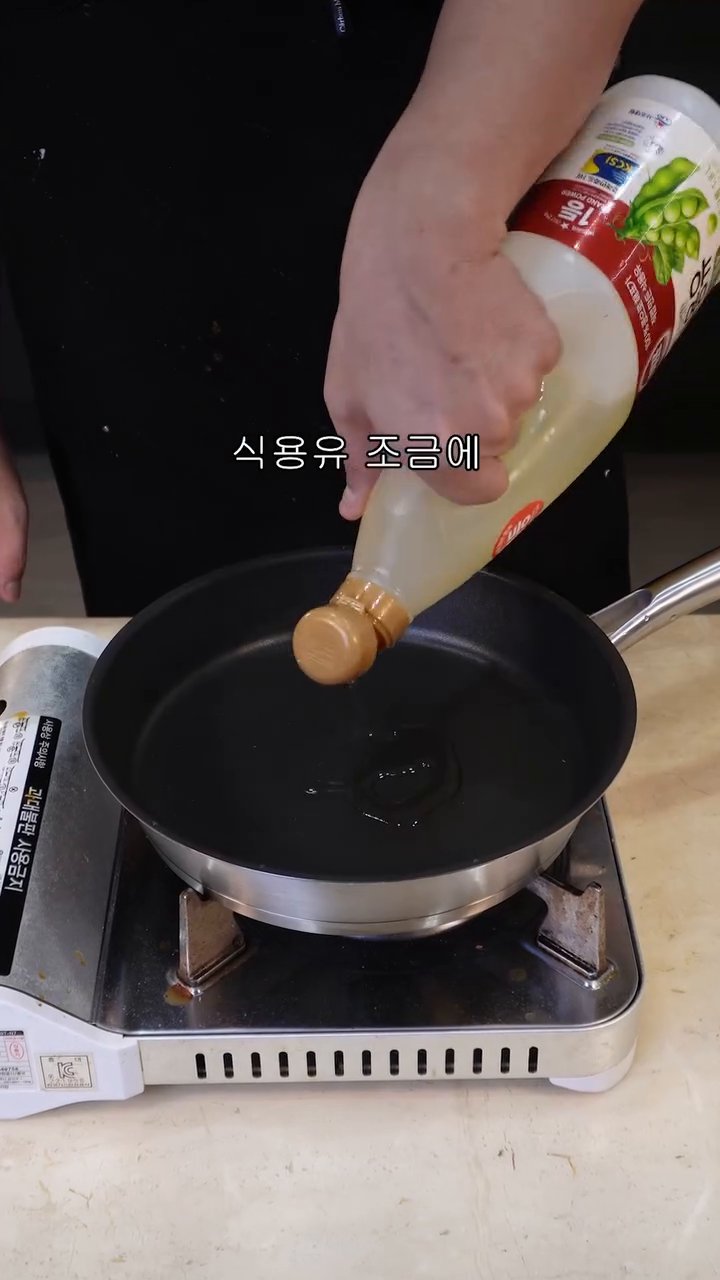 계란은 스크램블로 익히고, 스팸은 노릇하게 익혀줍니다.
