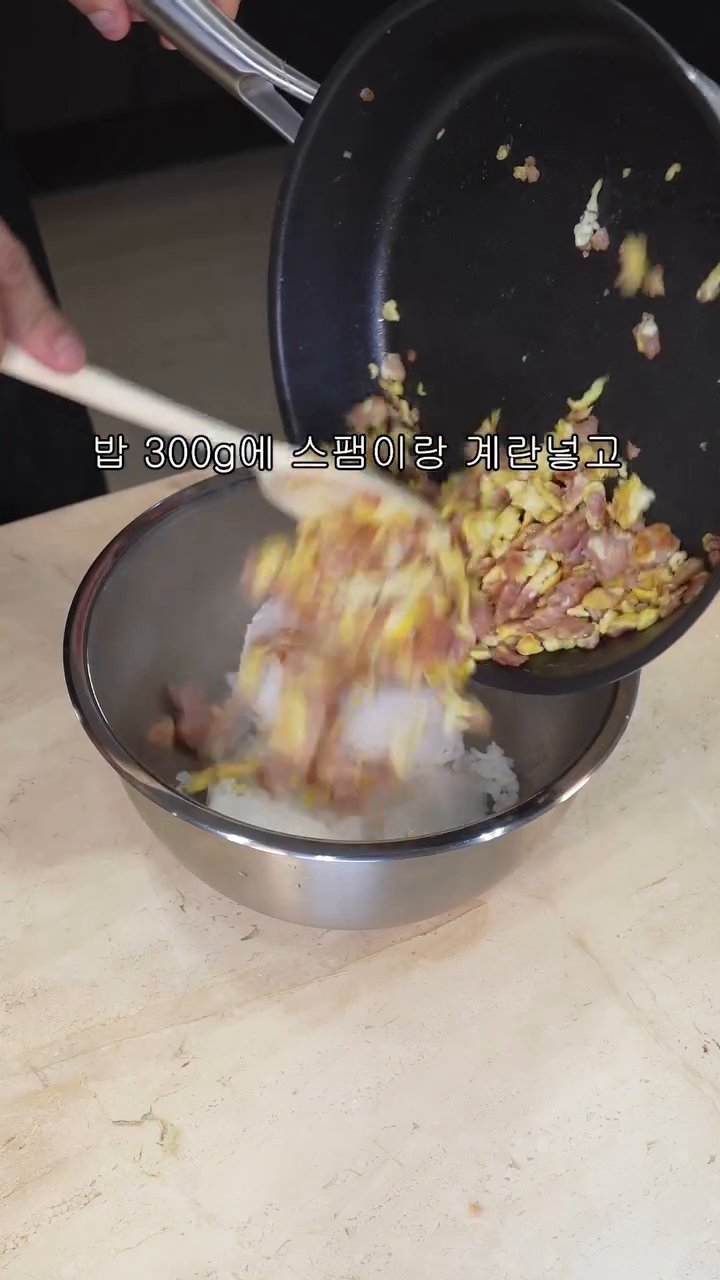 양조간장 2스푼, 설탕 1스푼, 마요네즈 1스푼, 참기름 1스푼, 조미김 1봉지를 넣습니다.