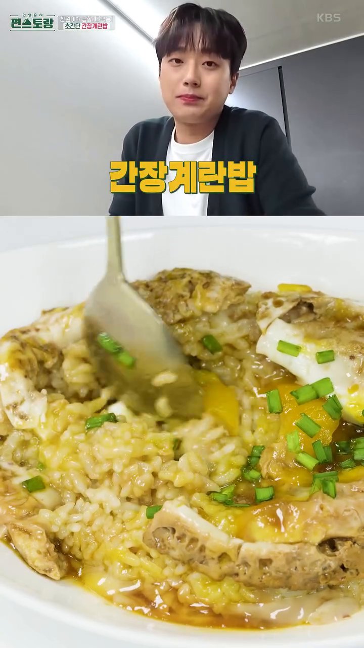 소스 위에 계란 두 개를 그대로 풀어줍니다.