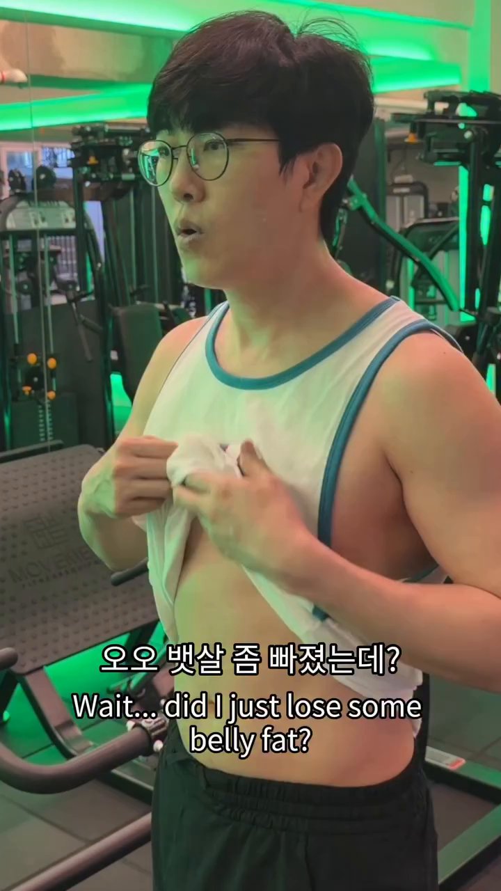전자레인지 전용 그릇 바닥에 알배추 8장을 촘촘히 깔아줍니다.