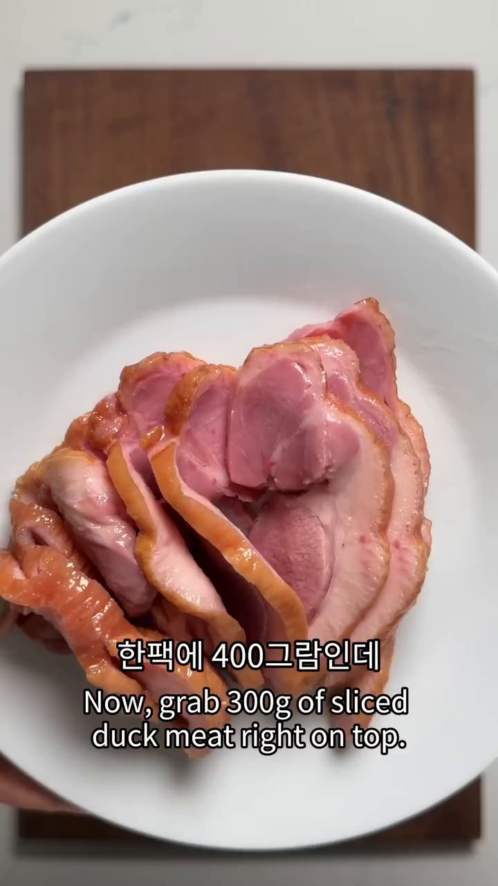 잘 씻은 팽이버섯 한 줌도 숙주 위에 올려줍니다.