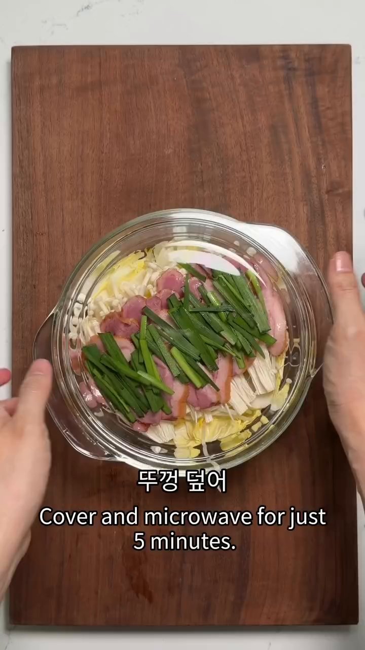 훈제오리 슬라이스 300g을 버섯 위에 이불처럼 덮어줍니다.