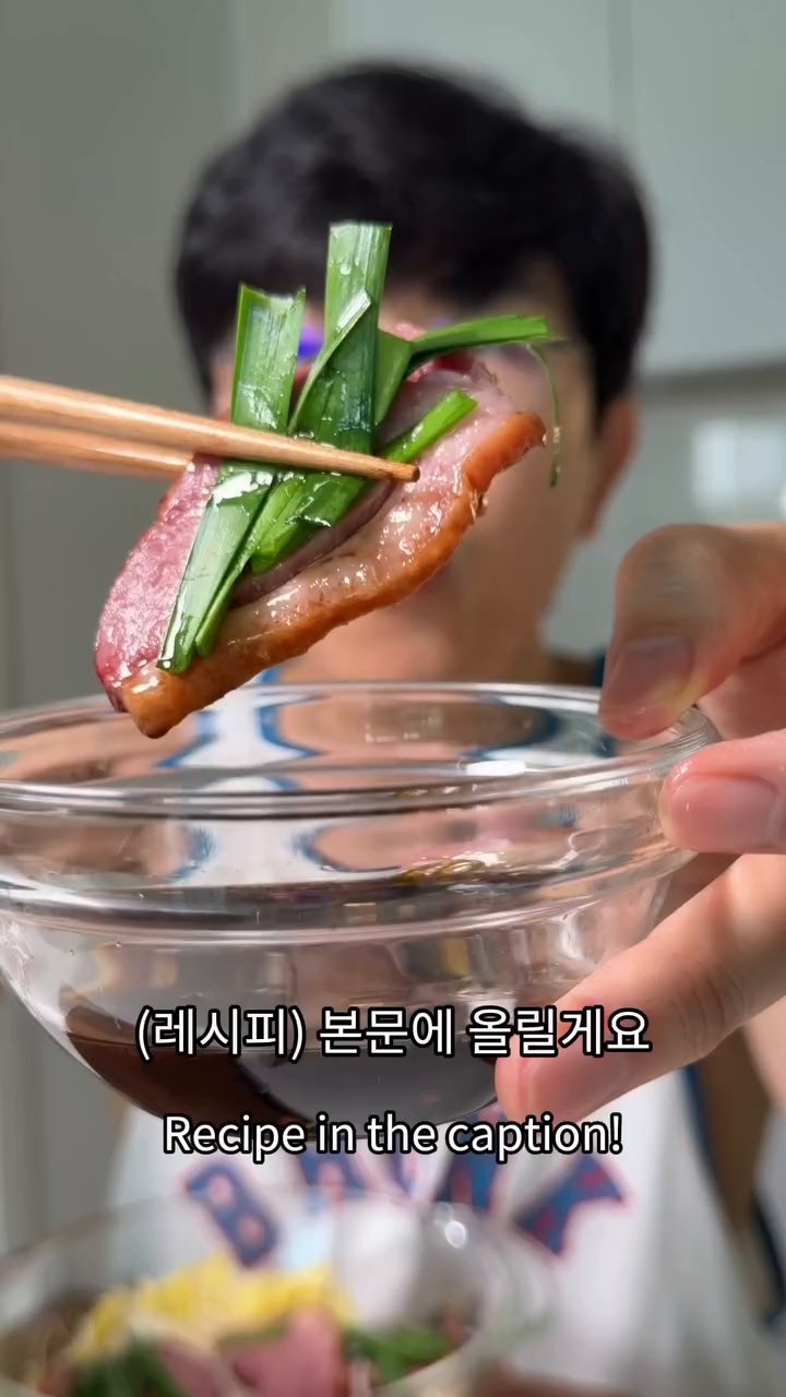 마지막으로 부추를 송송 썰어 위에 고르게 뿌려줍니다.