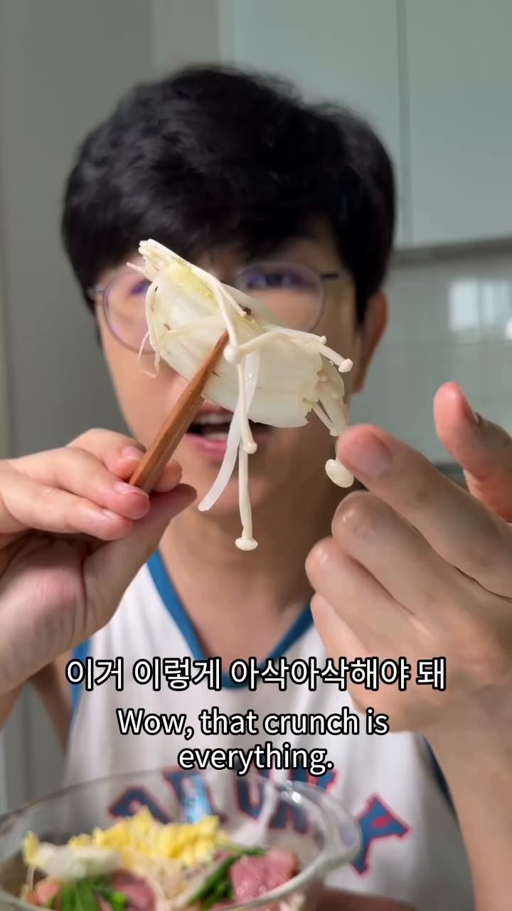 뚜껑을 덮고 전자레인지에 5분간 돌려줍니다.