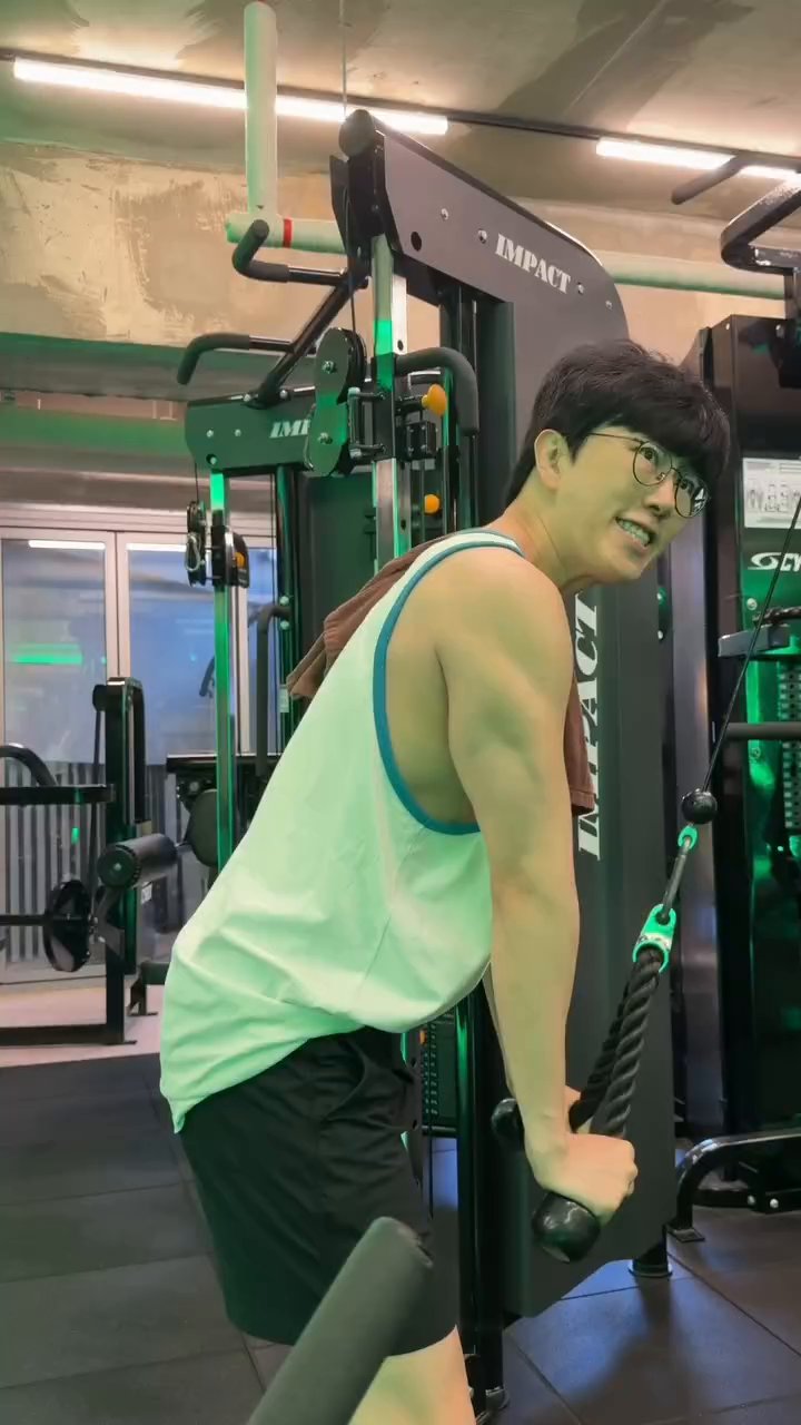 소스를 만들기 위해 간장, 식초, 물, 알룰로스를 섞습니다.