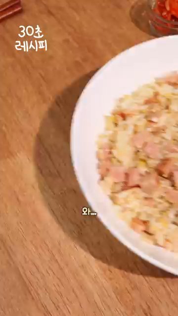 그릇에 식용유 2스푼을 넣고 계란 1개를 대충 풀어줍니다.