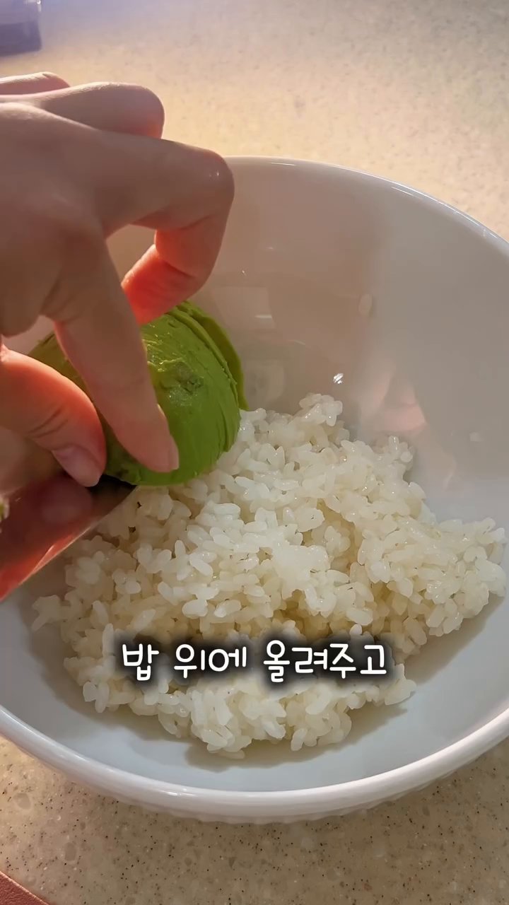 계란을 후라이하여 밥 위에 올립니다.