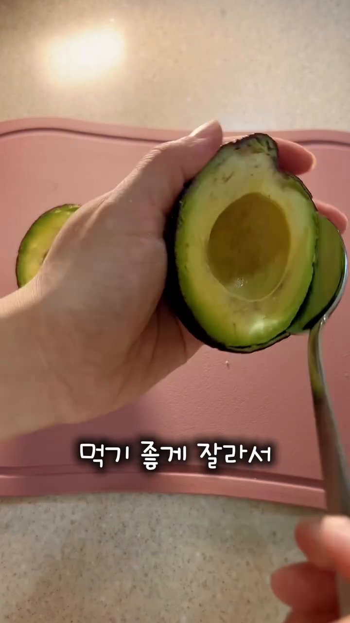 껍질을 제거한 명란젓을 밥 위에 보기 좋게 올립니다.