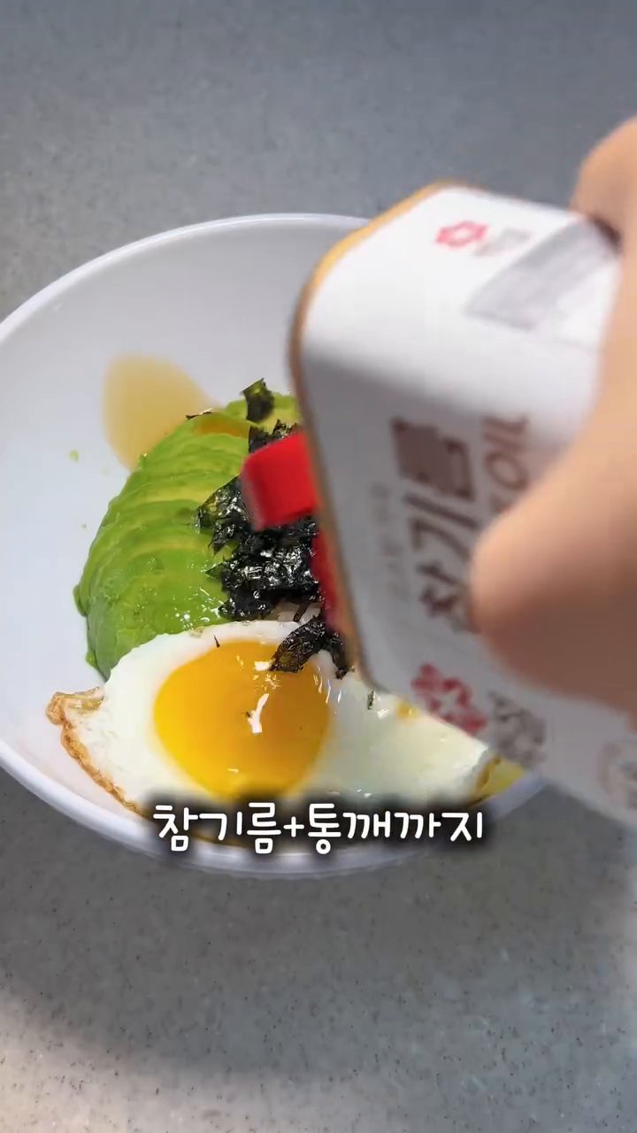 참기름과 통깨를 뿌려 맛을 더합니다.