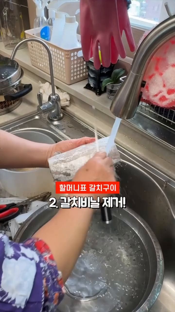 팬에 기름을 두르고 중불로 예열합니다.