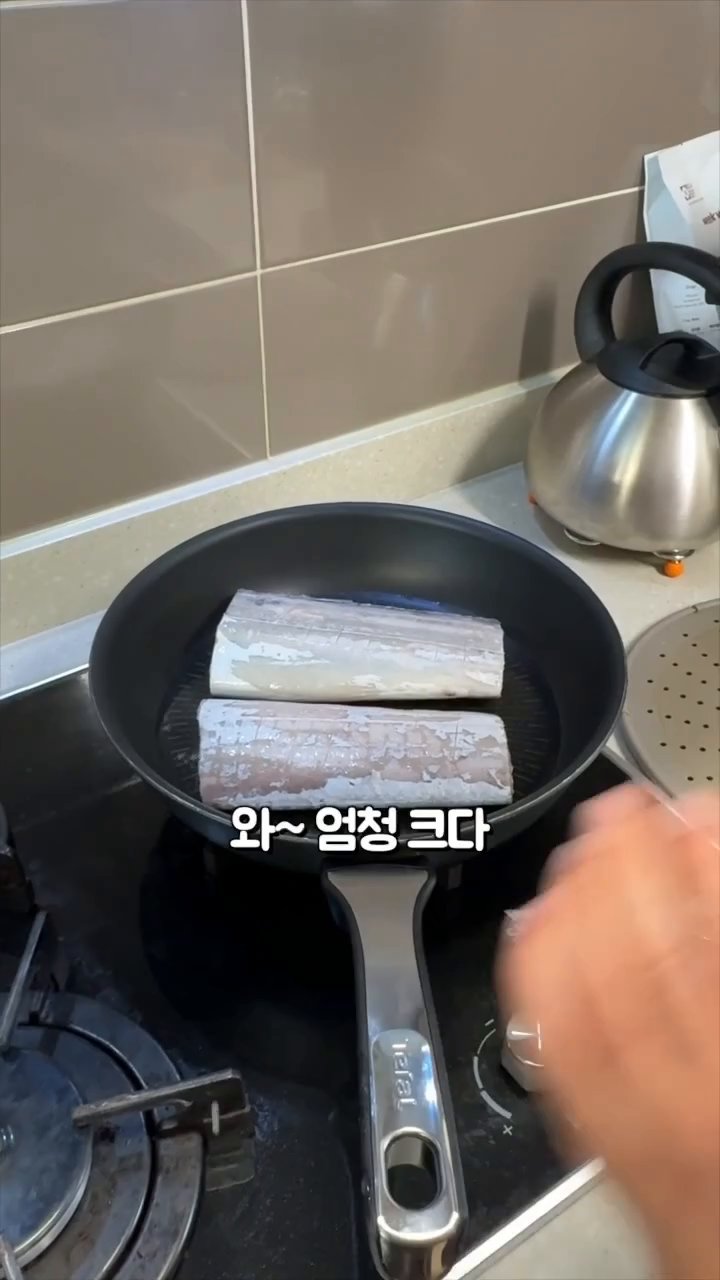 갈치를 뒤집어 다른 면도 5분 정도 구워줍니다.