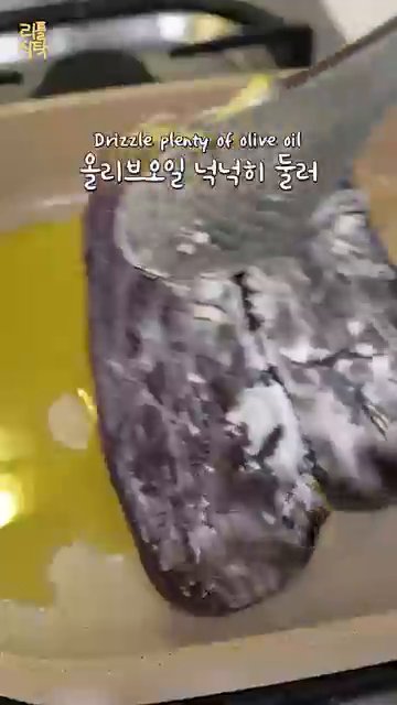 팬에 올리브오일을 넉넉히 두르고 가지를 노릇하게 익힙니다.