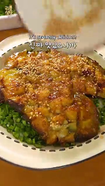 마지막으로 된장소스를 위에 뿌려서 완성합니다.
