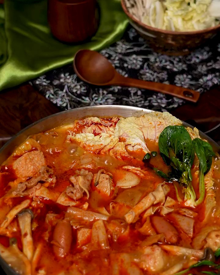 사골육수를 냄비에 붓고 중불로 끓입니다.