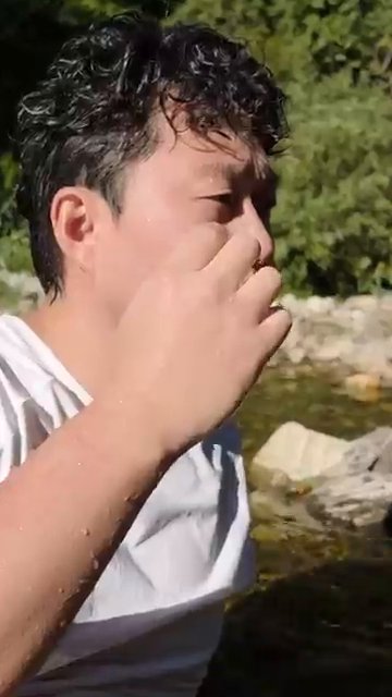 소면이 삶아지는 동안 오이와 당근을 채 썰어 준비합니다.