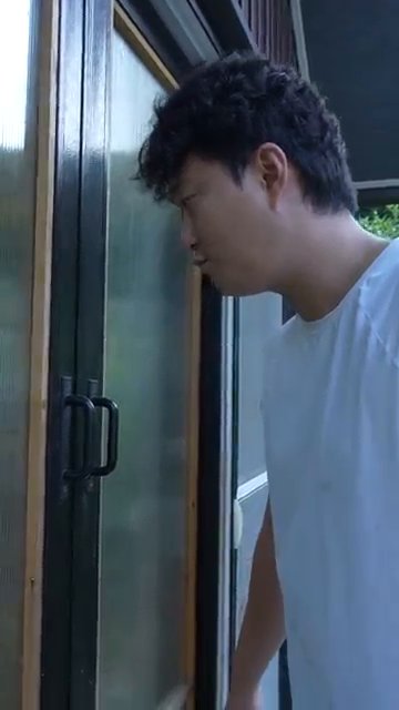 물기를 제거한 소면을 양념장에 넣고 잘 비벼줍니다.