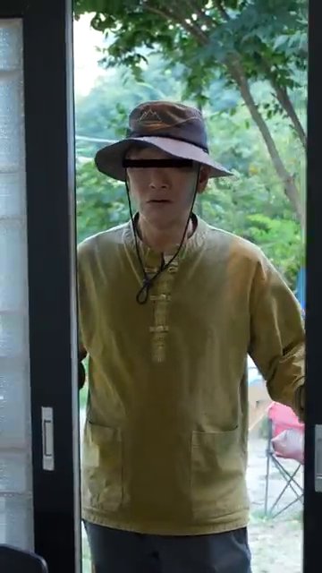 삶은 계란을 반으로 잘라서 위에 올리고, 깨를 뿌려 마무리합니다.