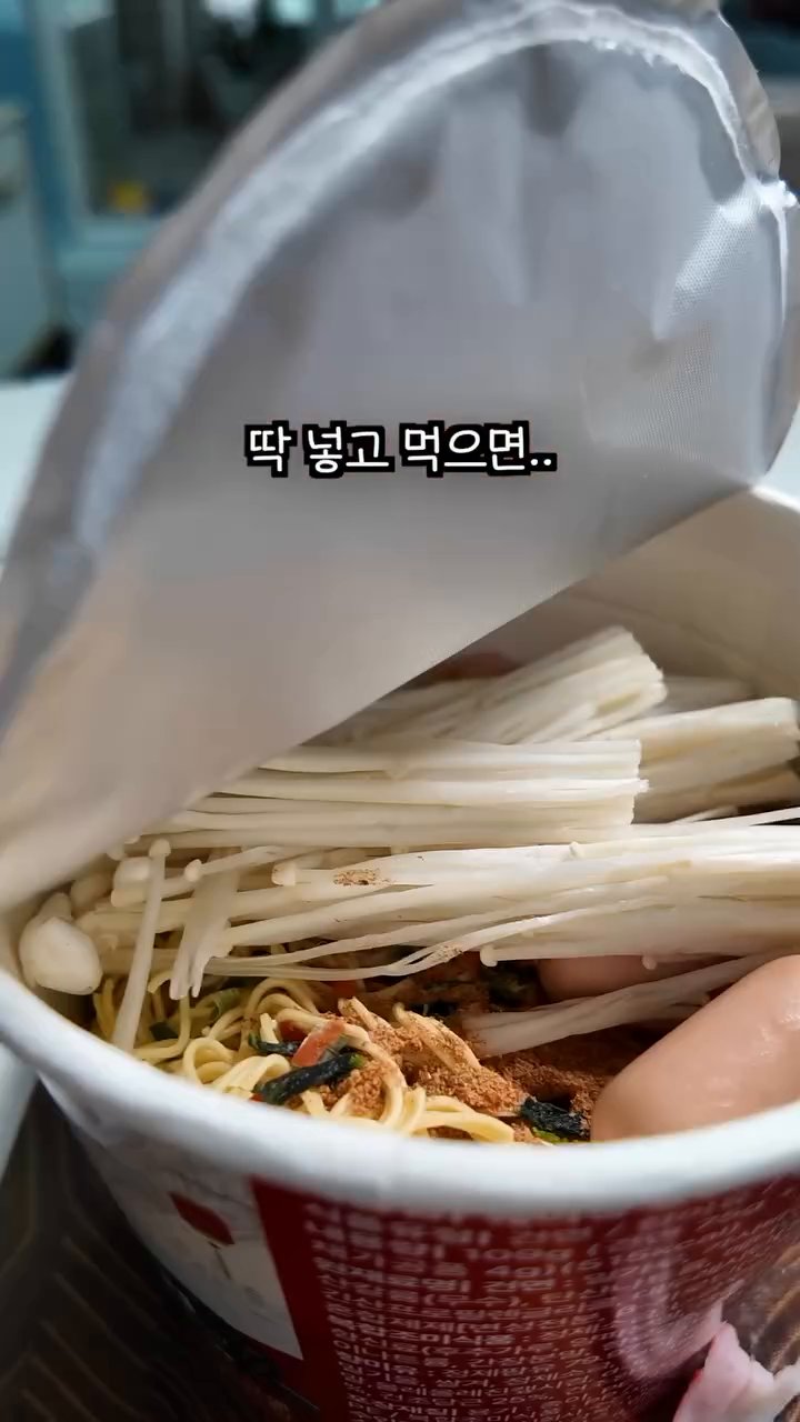 재료가 잘 섞이도록 저어줍니다.