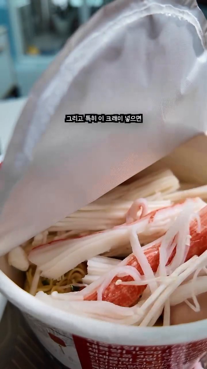맛있게 완성된 마라탕면을 그릇에 담습니다.