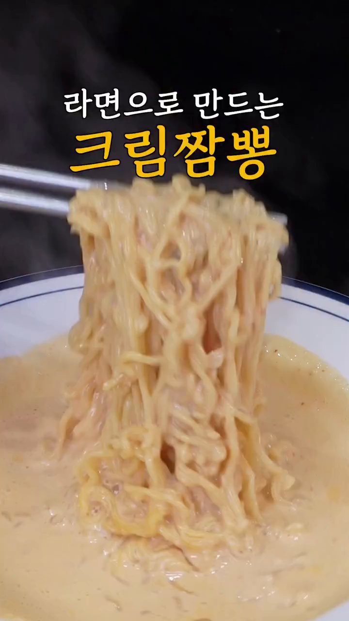냄비에 버터와 다진 마늘을 넣고 중불에서 볶아줍니다. 버터와 마늘이 타지 않도록 주의합니다.