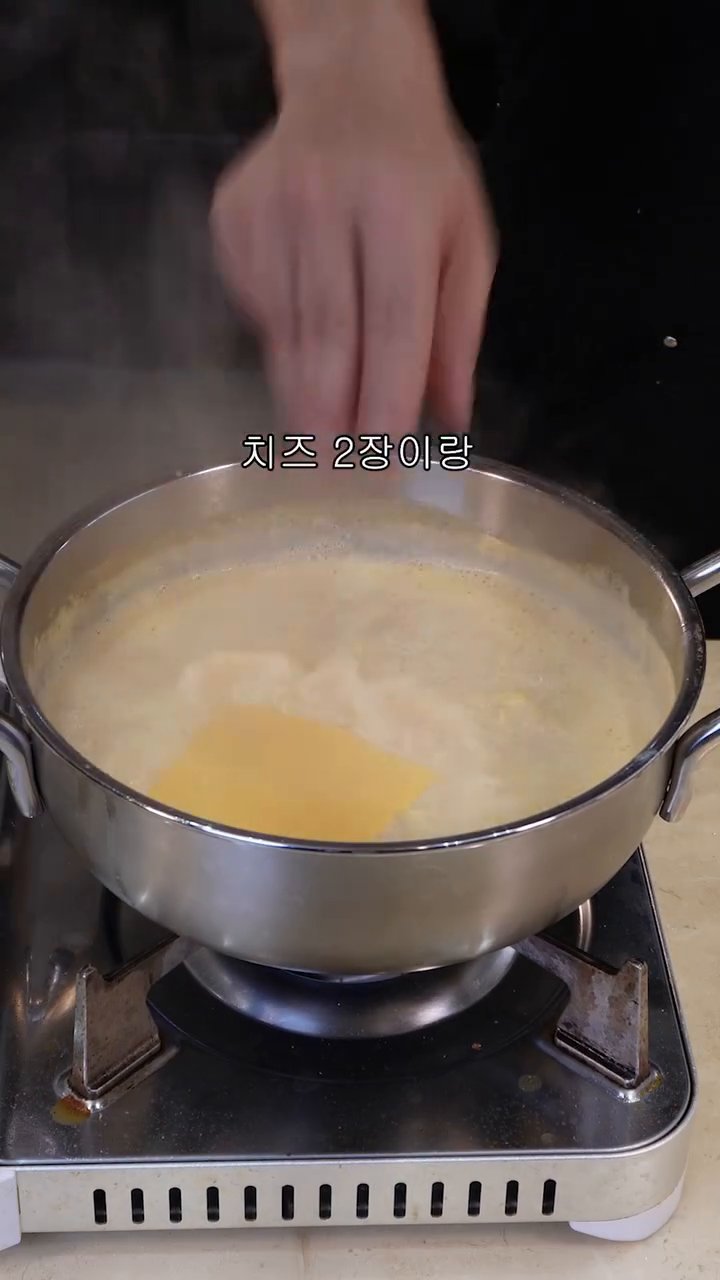 면이 반 정도 익었다 싶으면 치즈 2장과 청양고춧가루 1/3스푼을 넣습니다.