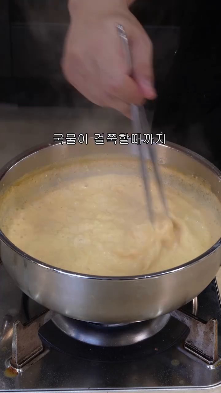 국물이 걸쭉할 때까지 면을 익히고, 완성된 크림짬뽕 라면을 그릇에 담습니다.