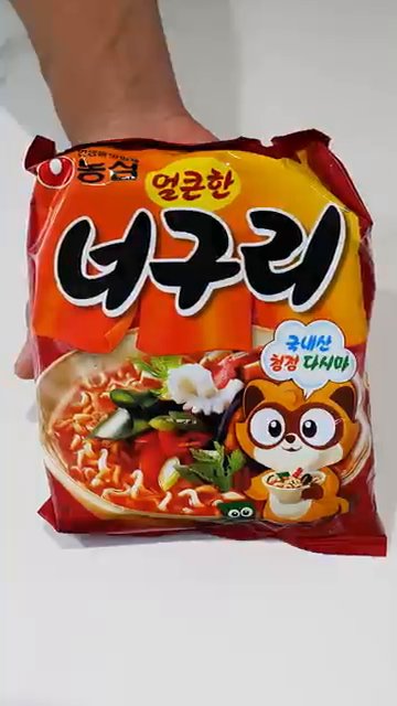돼지고기 200g과 다진 마늘 0.5스푼을 넣고 고기에 핏기가 사라질 때까지 골고루 볶습니다.