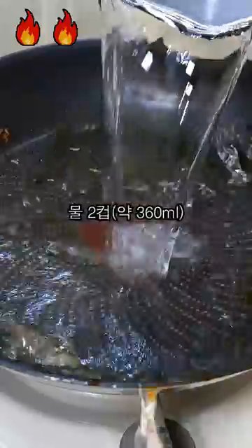 물 2컵을 부어주고 면과 끈데기 스프를 넣습니다. 팔팔 끓여주다가 면이 익으면 그대로 다 빼줍니다.