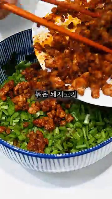 볶은 돼지고기와 계란 노른자를 올리면 마제 소바가 완성됩니다.