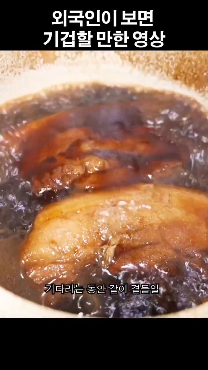 기다리는 동안 곁들일 마늘 양념을 만들어줍니다.