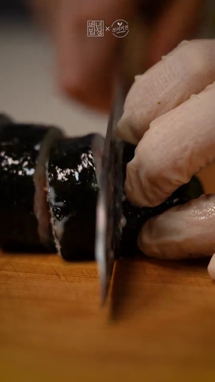 썰어 놓은 김밥에 와사비를 톡 얹어주면 오참김밥 완성입니다.