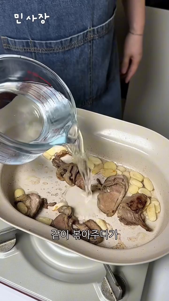 물 600ml를 팬에 넣고, 파스타면 1인분을 추가합니다.